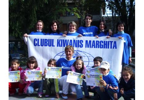 Învăţătoarea Elena Roman şi celelalte membre ale Clubului Kiwanis Marghita organizează frecvent diverse activităţi pentru copii